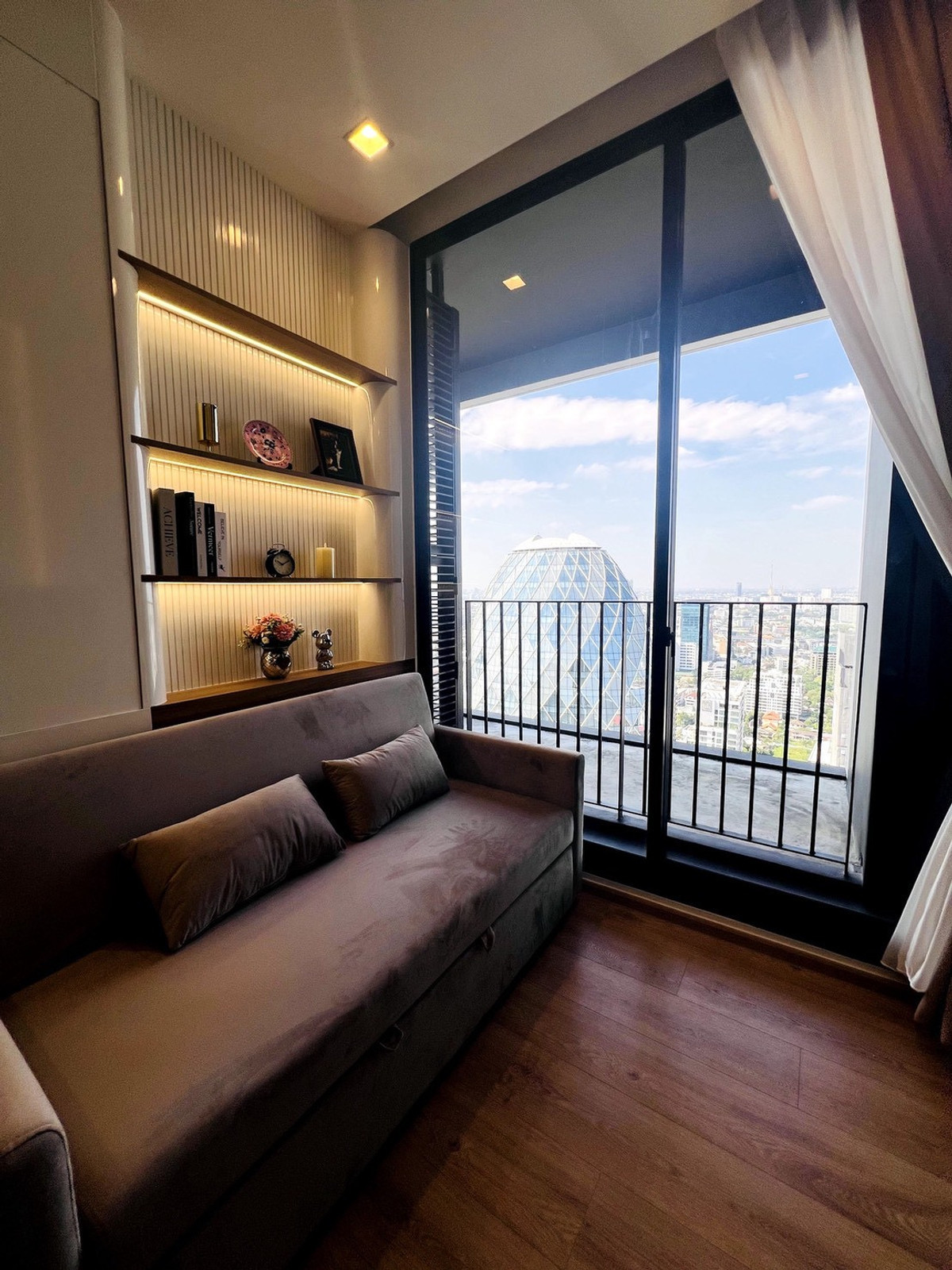 For RentCondoAri,Anusaowaree : ★ Noble Around Ari ★ 35 sq.m., 38th floor (1 bedroom, 1 bathroom), ★Only 90 meters to BTS Ari★ Surrounded by complete facilities, away from La Villa Ari ★ Many facilities ★ Complete electrical appliances ★
