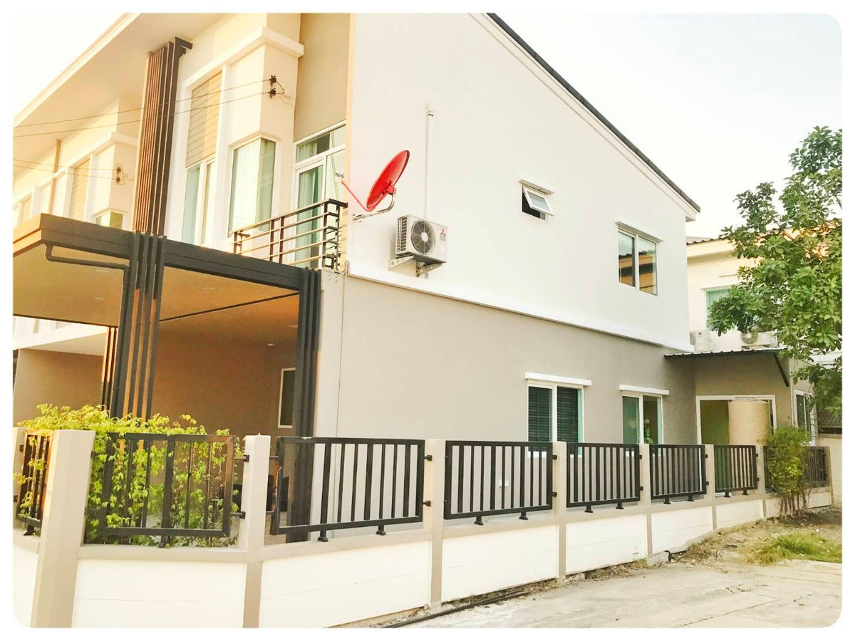 For RentTownhomeSamut Prakan,Samrong : 2-story townhome for rent, Casa City Bangna project (model home), air conditioned, fully furnished. There are 3 bedrooms, 3 bathrooms. Monthly rental price 35,000 baht/month