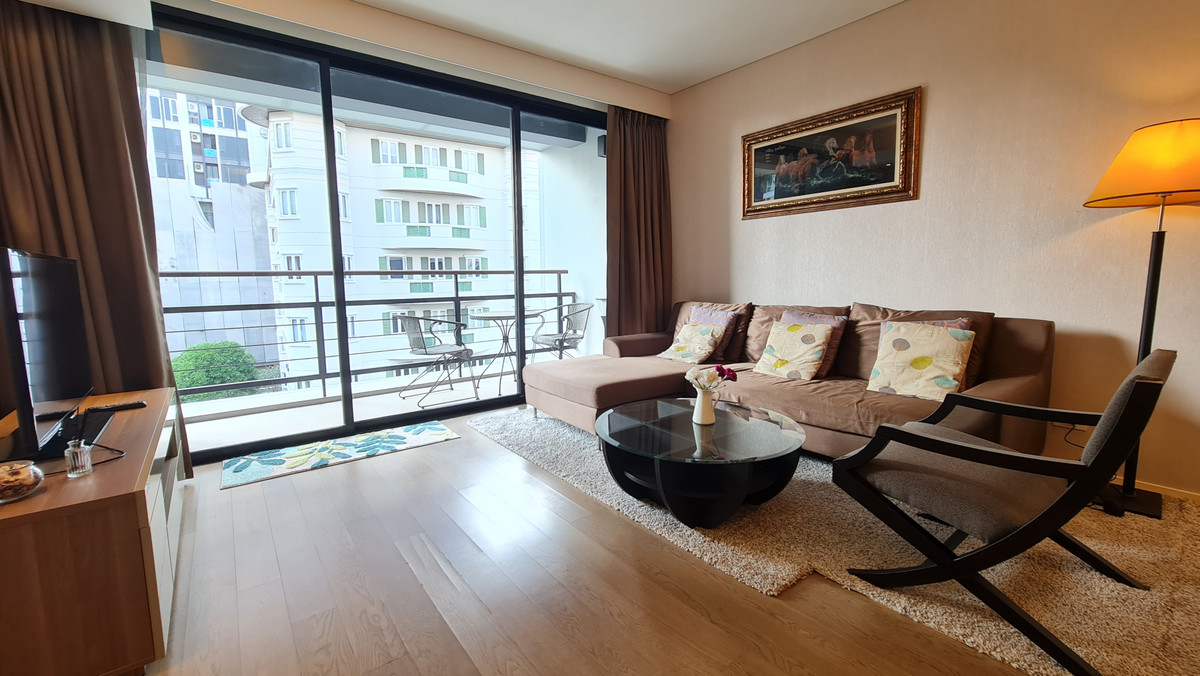ให้เช่าคอนโดสาทร นราธิวาส : Condo low rise 2 bedrooms for rent near BTS Ekkamai