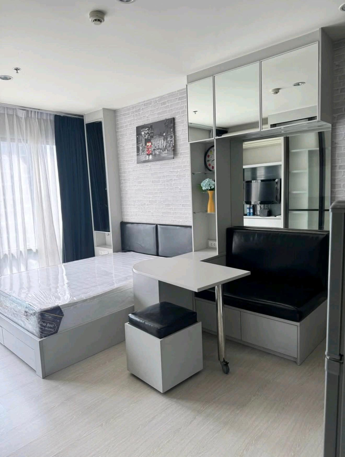 For RentCondoRama9, Petchburi, RCA : 📍 Very good location, near MRT Rama 9 and MRT Phetchaburi, convenient travel in the heart of Rama 9 - Asoke ✨