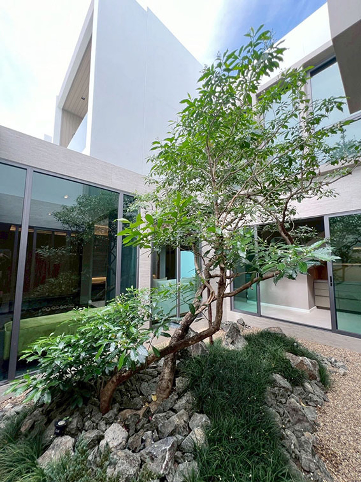 For RentHouseChiang Mai : Beautiful house for rent 90,000 baht per month, close to M Sports Complex golf course, only 10 minutes, No.12H483.