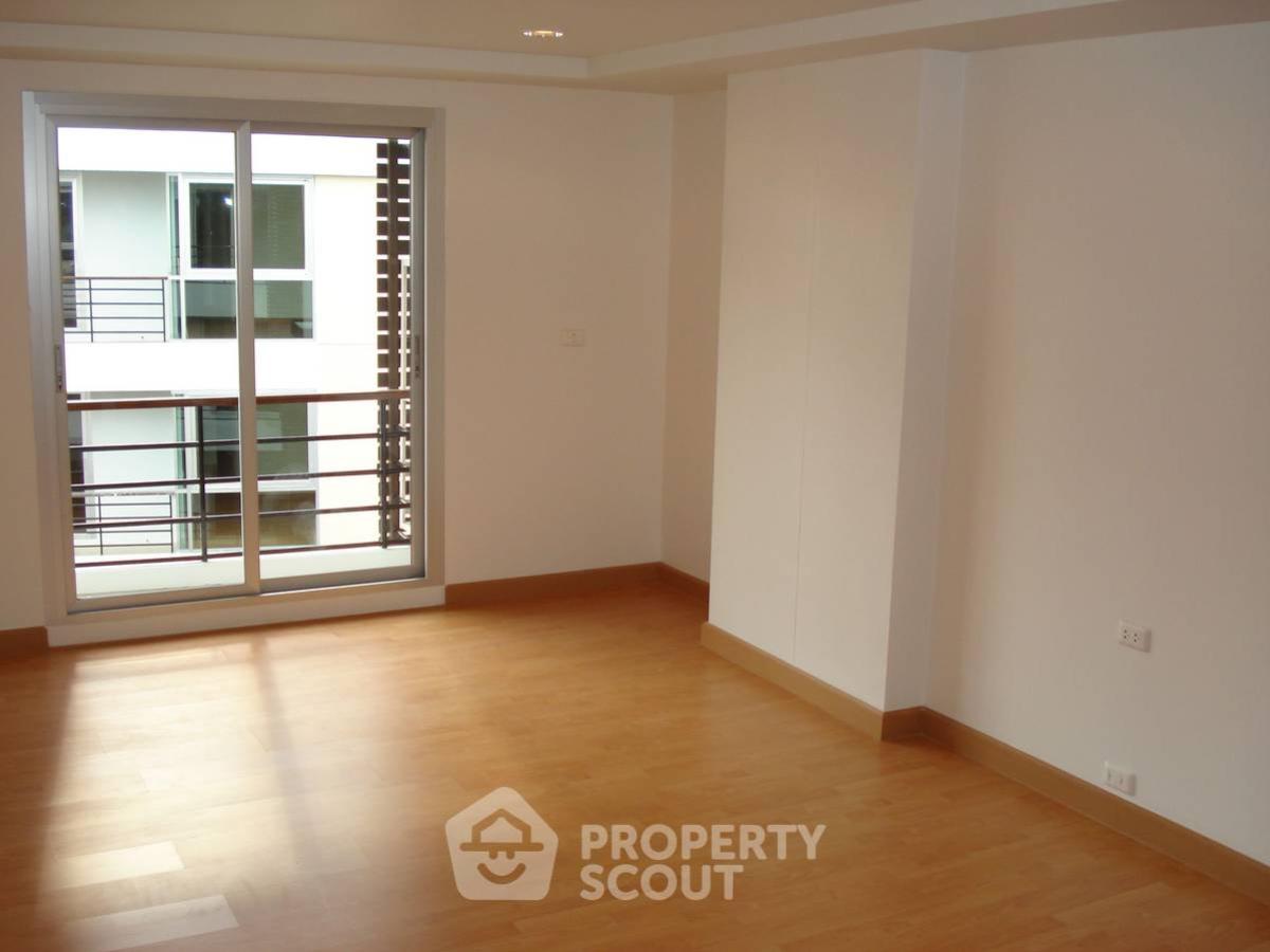 For SaleCondoSathorn, Narathiwat : 2-BR Condo at Resorta Yen-Akat near MRT Khlong Toei