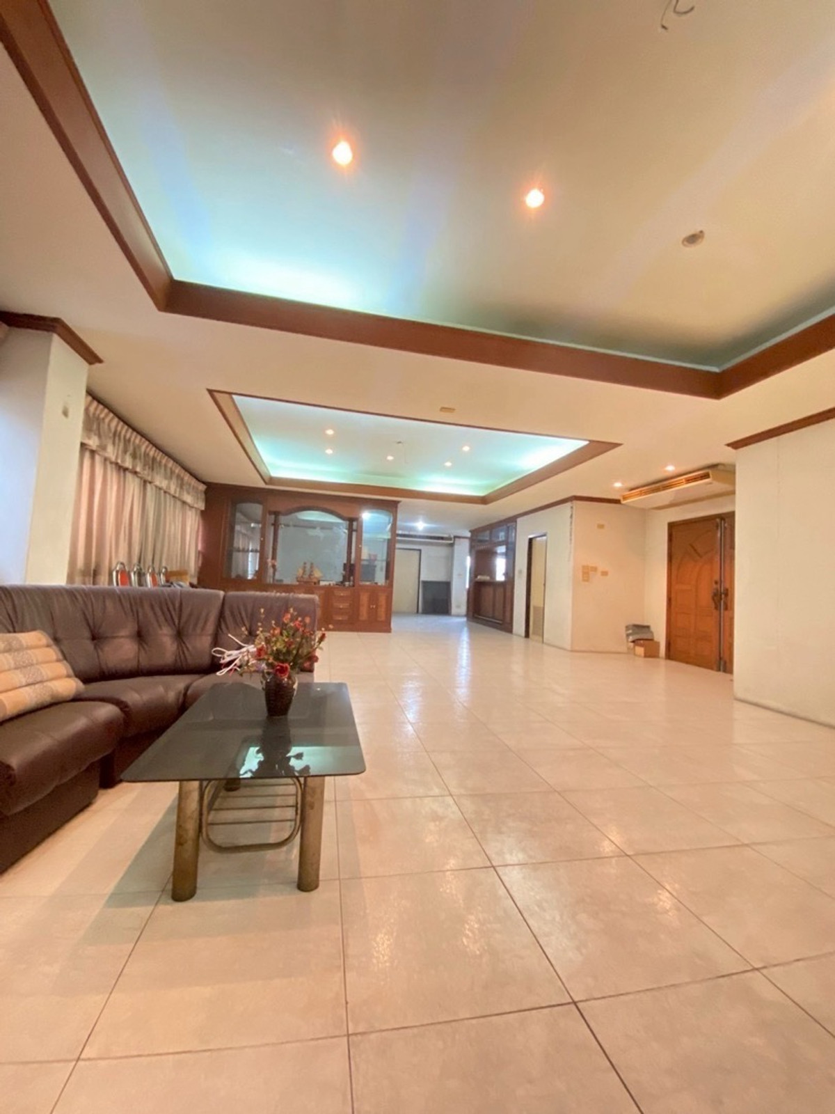 For RentShowroomRama9, Petchburi, RCA : 🔥 Rama 9 Main Road Showroom / Office Building | High-Visibility Commercial Space near Airport Link