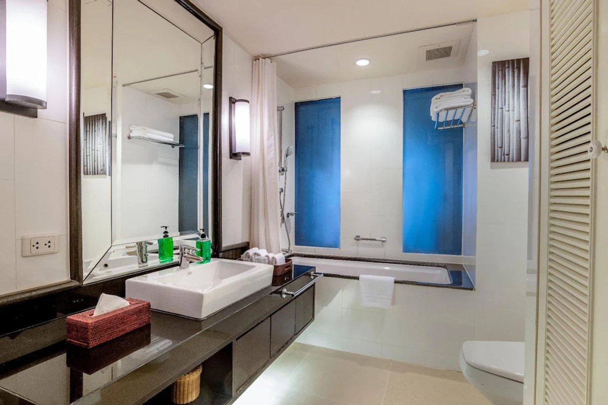 For RentSilom, Saladaeng, Bangrak : Line ID: @zimple_asset Service Apartment in Silom, Soi Saladaeng, Fully furnished with cleaning service. Convenient location close to BTS and MRT, surrounded by business centers and shopping areas.