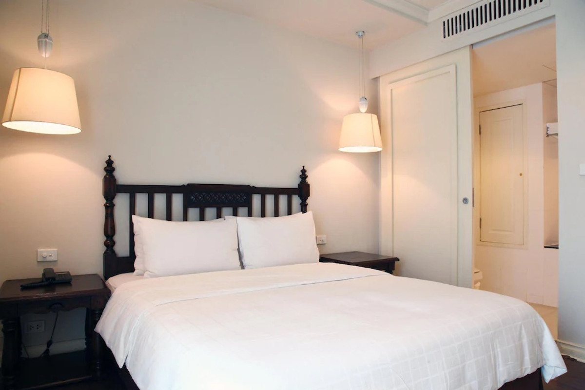 For RentSilom, Saladaeng, Bangrak : Line ID: @zimple_asset Service Apartment in Silom, Soi Saladaeng, Fully furnished with cleaning service. Convenient location close to BTS and MRT, surrounded by business centers and shopping areas.