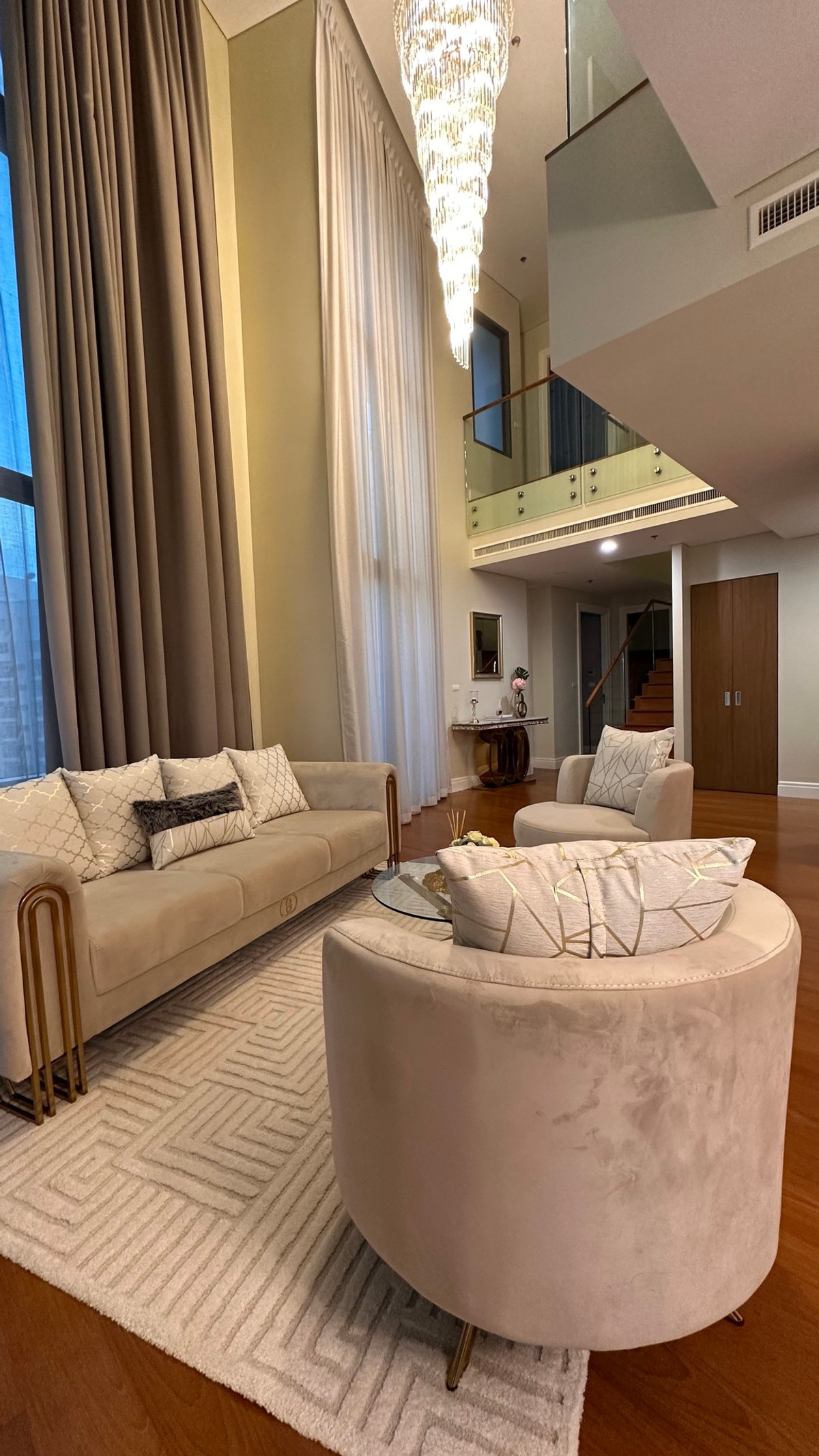 For SaleCondoSukhumvit, Asoke, Thonglor : Luxury condo at Bright Sukhumvit 24, convenient travel, shuttle available, beautiful room, fully furnished, ready for sale!!