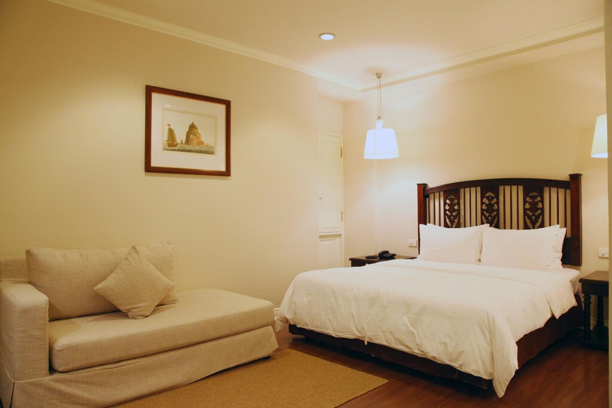 For RentSilom, Saladaeng, Bangrak : Line ID: @zimple_asset Service Apartment in Silom, Soi Saladaeng, Fully furnished with cleaning service. Convenient location close to BTS and MRT, surrounded by business centers and shopping areas.