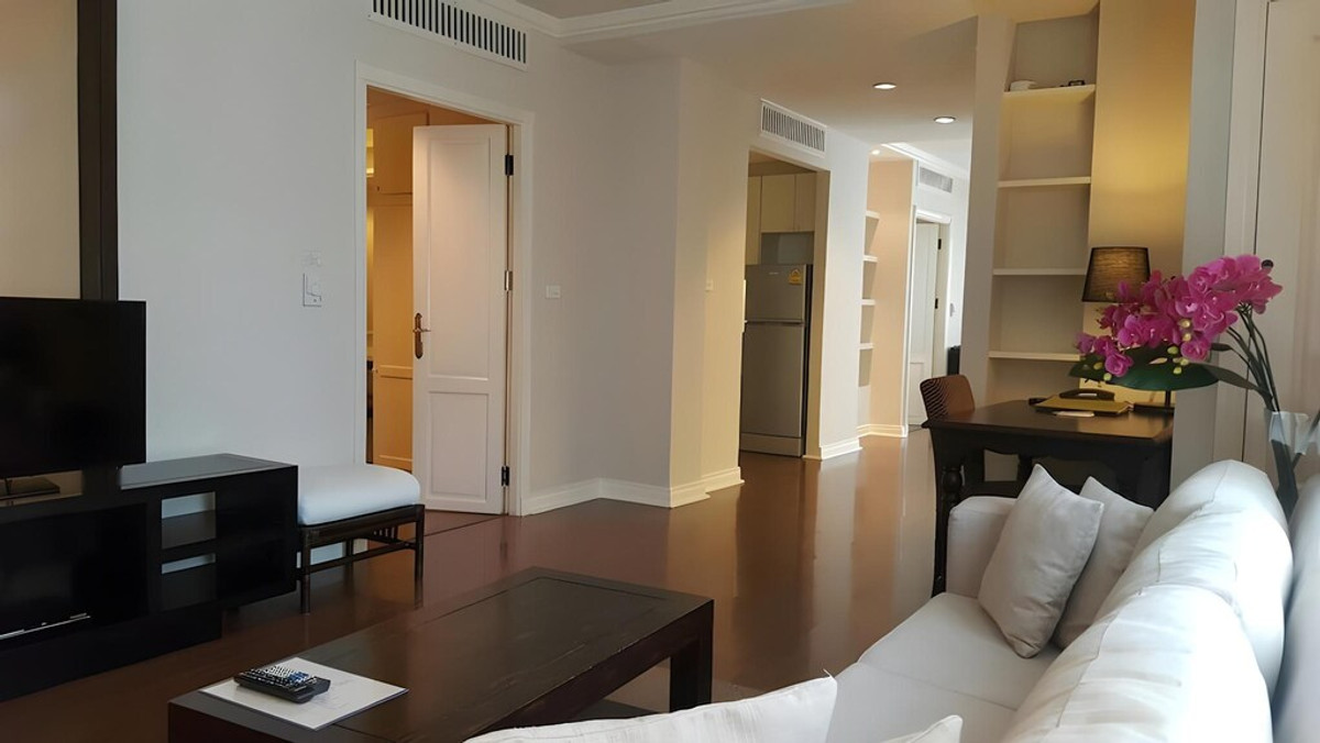 For RentSilom, Saladaeng, Bangrak : Line ID: @zimple_asset Service Apartment in Silom, Soi Saladaeng, Fully furnished with cleaning service. Convenient location close to BTS and MRT, surrounded by business centers and shopping areas.