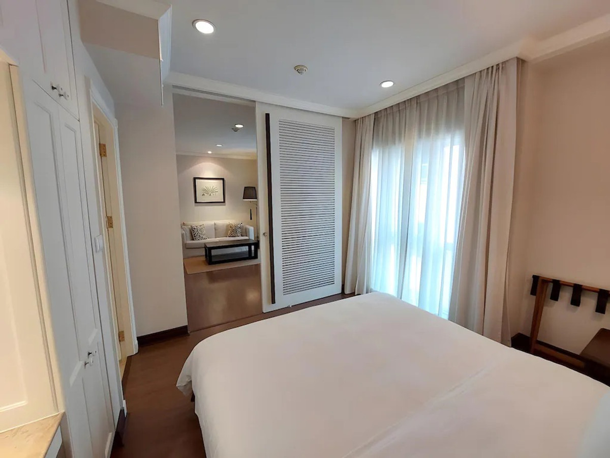 For RentSilom, Saladaeng, Bangrak : Line ID: @zimple_asset Service Apartment in Silom, Soi Saladaeng, Fully furnished with cleaning service. Convenient location close to BTS and MRT, surrounded by business centers and shopping areas.