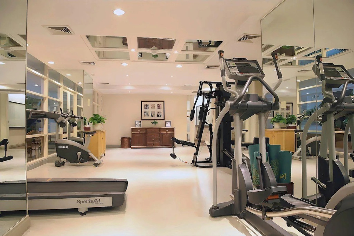 For RentSilom, Saladaeng, Bangrak : Line ID: @zimple_asset Service Apartment in Silom, Soi Saladaeng, Fully furnished with cleaning service. Convenient location close to BTS and MRT, surrounded by business centers and shopping areas.