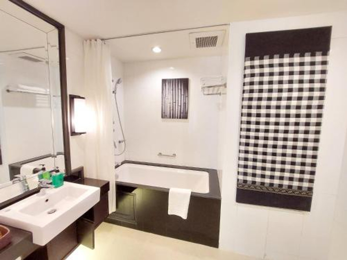 For RentSilom, Saladaeng, Bangrak : Line ID: @zimple_asset Service Apartment in Silom, Soi Saladaeng, Fully furnished with cleaning service. Convenient location close to BTS and MRT, surrounded by business centers and shopping areas.