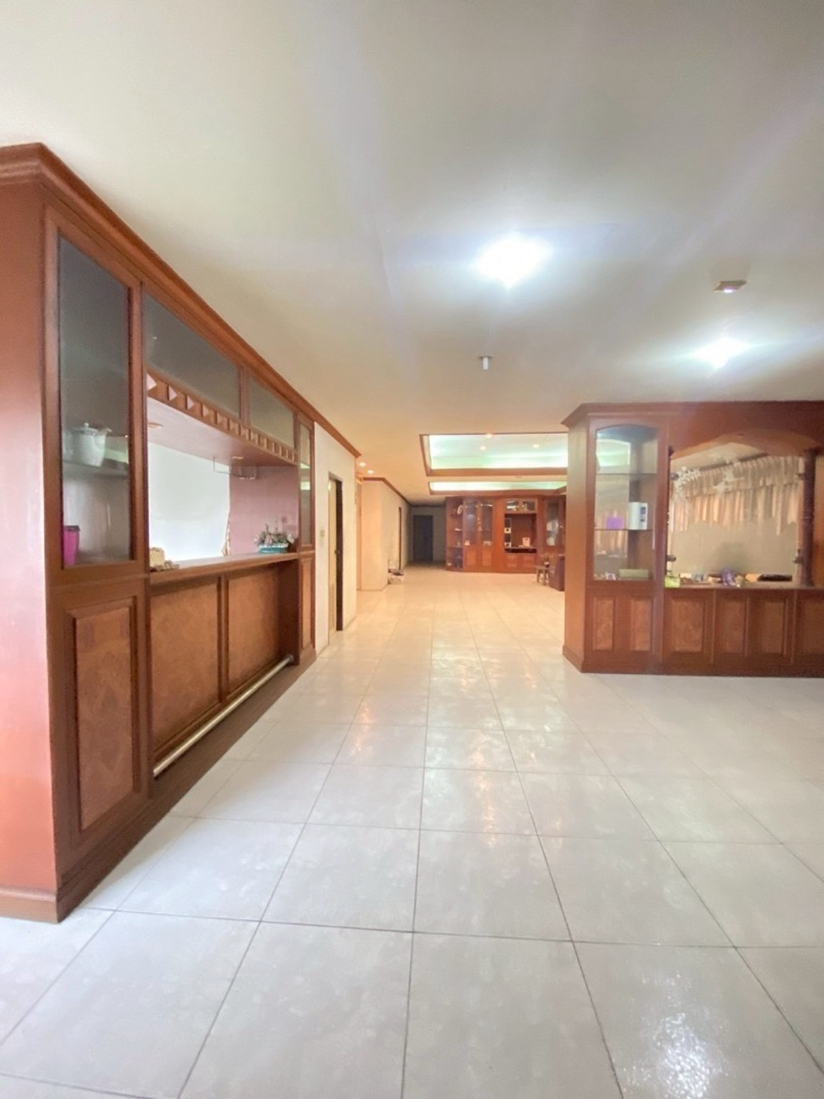 For RentShowroomRama9, Petchburi, RCA : 🔥 Rama 9 Main Road Showroom / Office Building | High-Visibility Commercial Space near Airport Link