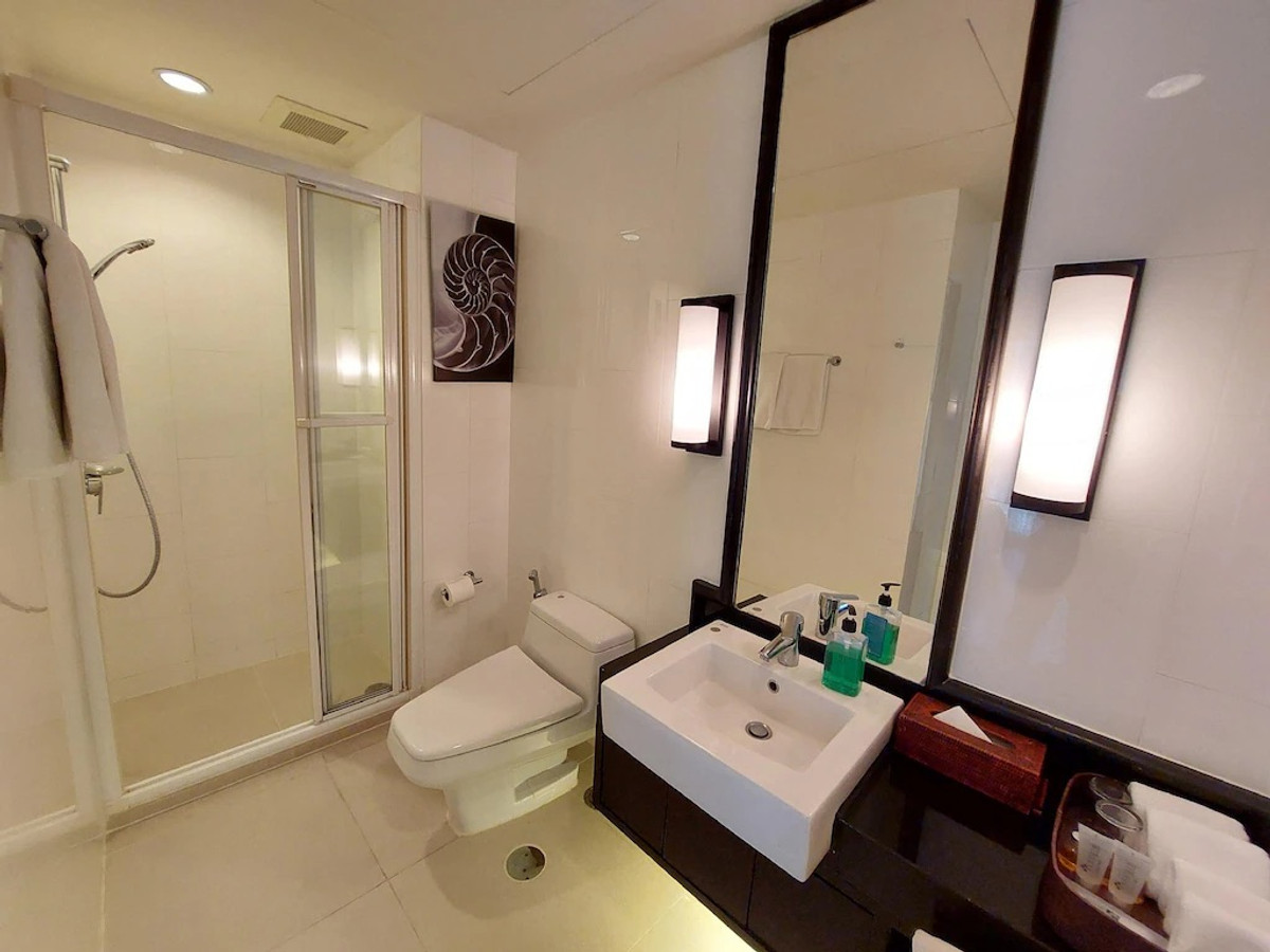 For RentSilom, Saladaeng, Bangrak : Line ID: @zimple_asset Service Apartment in Silom, Soi Saladaeng, Fully furnished with cleaning service. Convenient location close to BTS and MRT, surrounded by business centers and shopping areas.