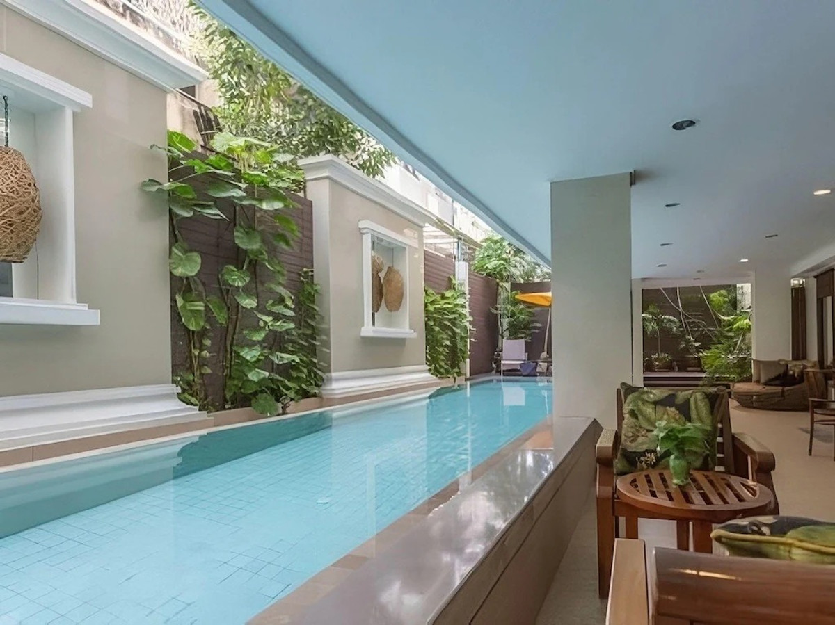 For RentSilom, Saladaeng, Bangrak : Line ID: @zimple_asset Service Apartment in Silom, Soi Saladaeng, Fully furnished with cleaning service. Convenient location close to BTS and MRT, surrounded by business centers and shopping areas.