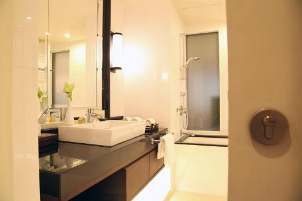 For RentSilom, Saladaeng, Bangrak : Line ID: @zimple_asset Service Apartment in Silom, Soi Saladaeng, Fully furnished with cleaning service. Convenient location close to BTS and MRT, surrounded by business centers and shopping areas.