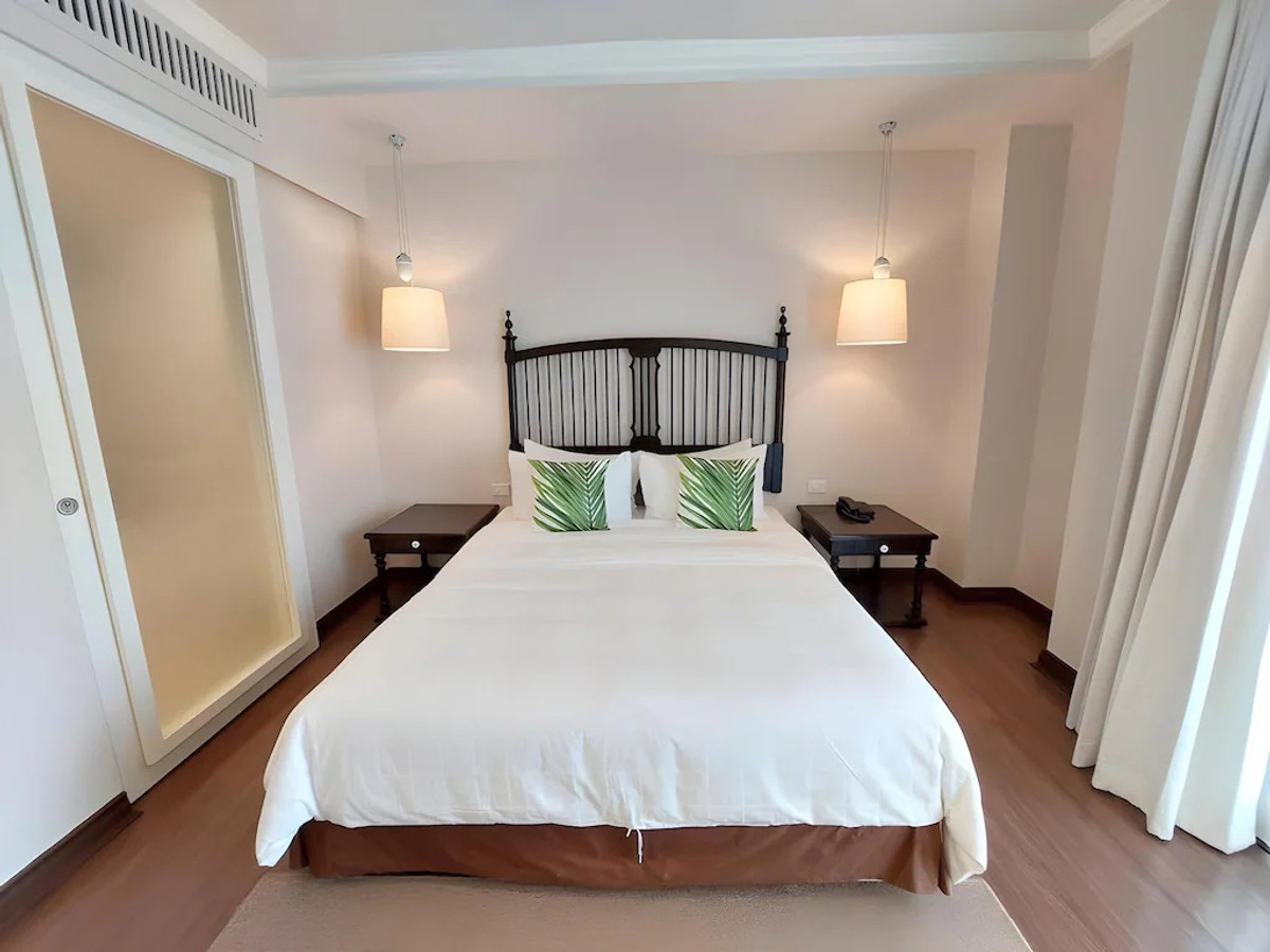 For RentSilom, Saladaeng, Bangrak : Line ID: @zimple_asset Service Apartment in Silom, Soi Saladaeng, Fully furnished with cleaning service. Convenient location close to BTS and MRT, surrounded by business centers and shopping areas.