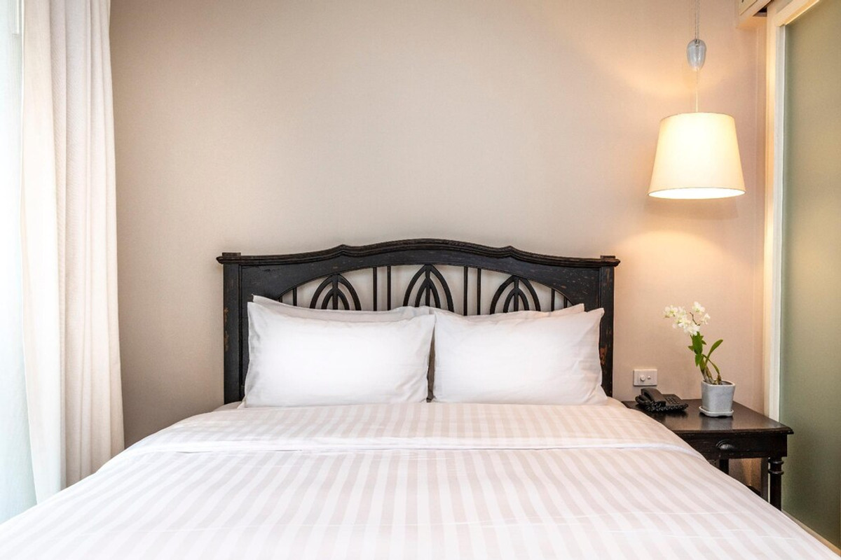 For RentSilom, Saladaeng, Bangrak : Line ID: @zimple_asset Service Apartment in Silom, Soi Saladaeng, Fully furnished with cleaning service. Convenient location close to BTS and MRT, surrounded by business centers and shopping areas.