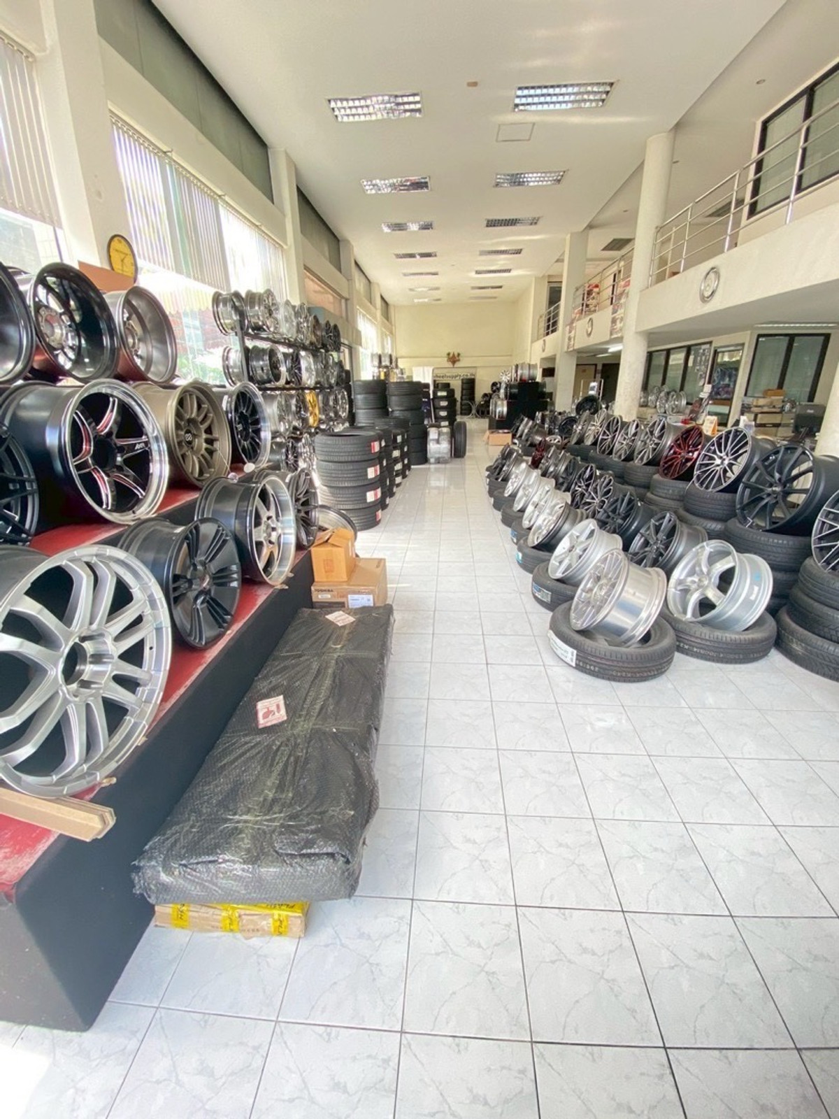 For RentShowroomRama9, Petchburi, RCA : 🔥 Rama 9 Main Road Showroom / Office Building | High-Visibility Commercial Space near Airport Link