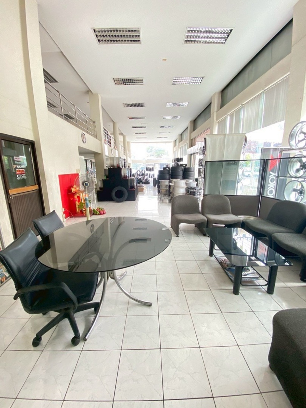 For RentShowroomRama9, Petchburi, RCA : 🔥 Rama 9 Main Road Showroom / Office Building | High-Visibility Commercial Space near Airport Link