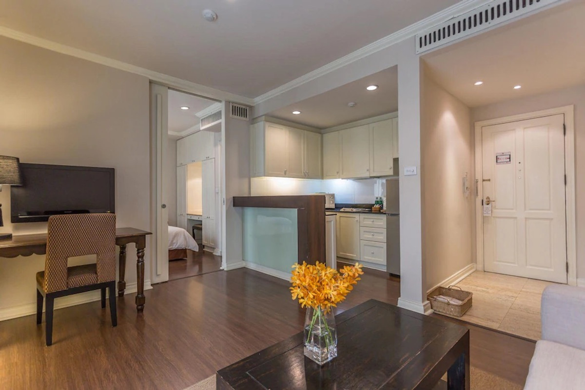 For RentSilom, Saladaeng, Bangrak : Line ID: @zimple_asset Service Apartment in Silom, Soi Saladaeng, Fully furnished with cleaning service. Convenient location close to BTS and MRT, surrounded by business centers and shopping areas.