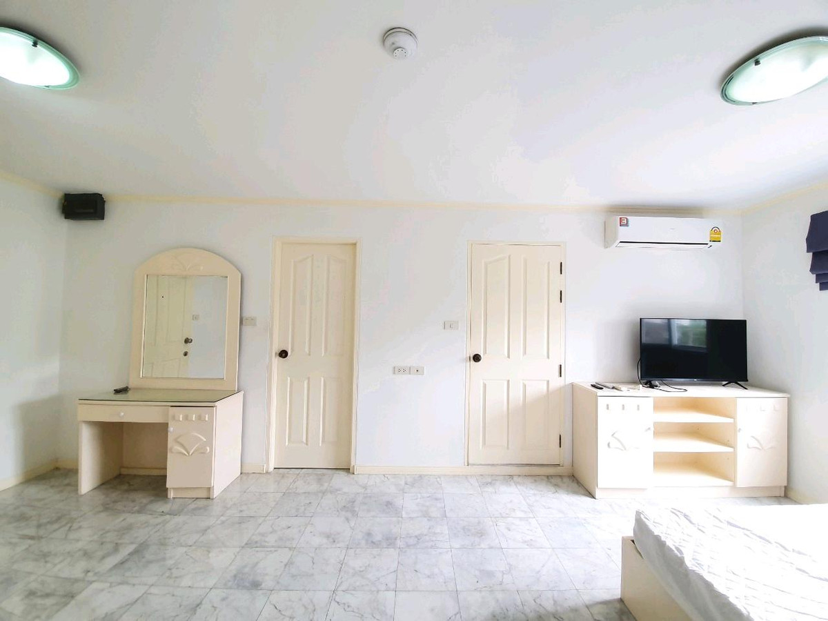 ให้เช่าคอนโดสาทร นราธิวาส : For Rent : ลุมพินี เพลส สาทร ตรงข้ามเทคนิคกรุงเทพ  ใกล้รถไฟฟ้าBTSช่องนนทรี  ค่าเช่า 9,500 บาท พร้อมอยู่ (ห้องตรงปก)  จอดรถฟรี