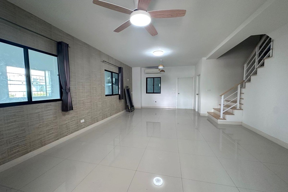 ขายทาวน์โฮมลาดพร้าว101 แฮปปี้แลนด์ : ทาวน์โฮม 3 ชั้น หลังมุม เดอะคอนเนค อัพ 3 ลาดพร้าว 126 （The Connect Up 3, Ladprao 126）ใกล้เดอะมอลล์บางกะปิ MRT สีเหลือง ลาดพร้าว 101