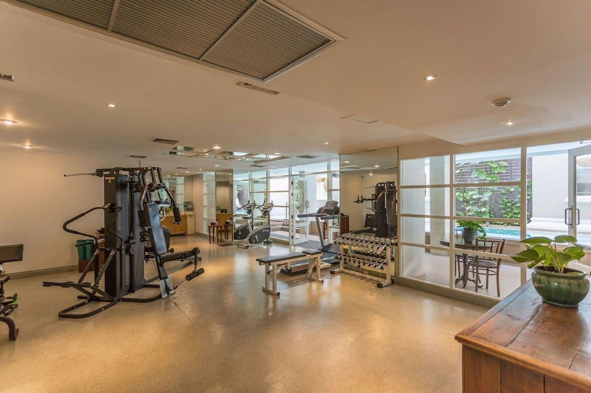 For RentSilom, Saladaeng, Bangrak : Line ID: @zimple_asset Service Apartment in Silom, Soi Saladaeng, Fully furnished with cleaning service. Convenient location close to BTS and MRT, surrounded by business centers and shopping areas.