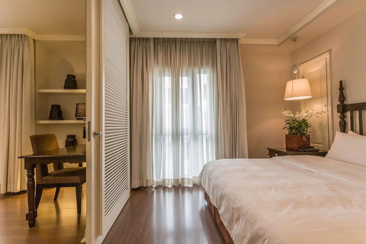 For RentSilom, Saladaeng, Bangrak : Line ID: @zimple_asset Service Apartment in Silom, Soi Saladaeng, Fully furnished with cleaning service. Convenient location close to BTS and MRT, surrounded by business centers and shopping areas.