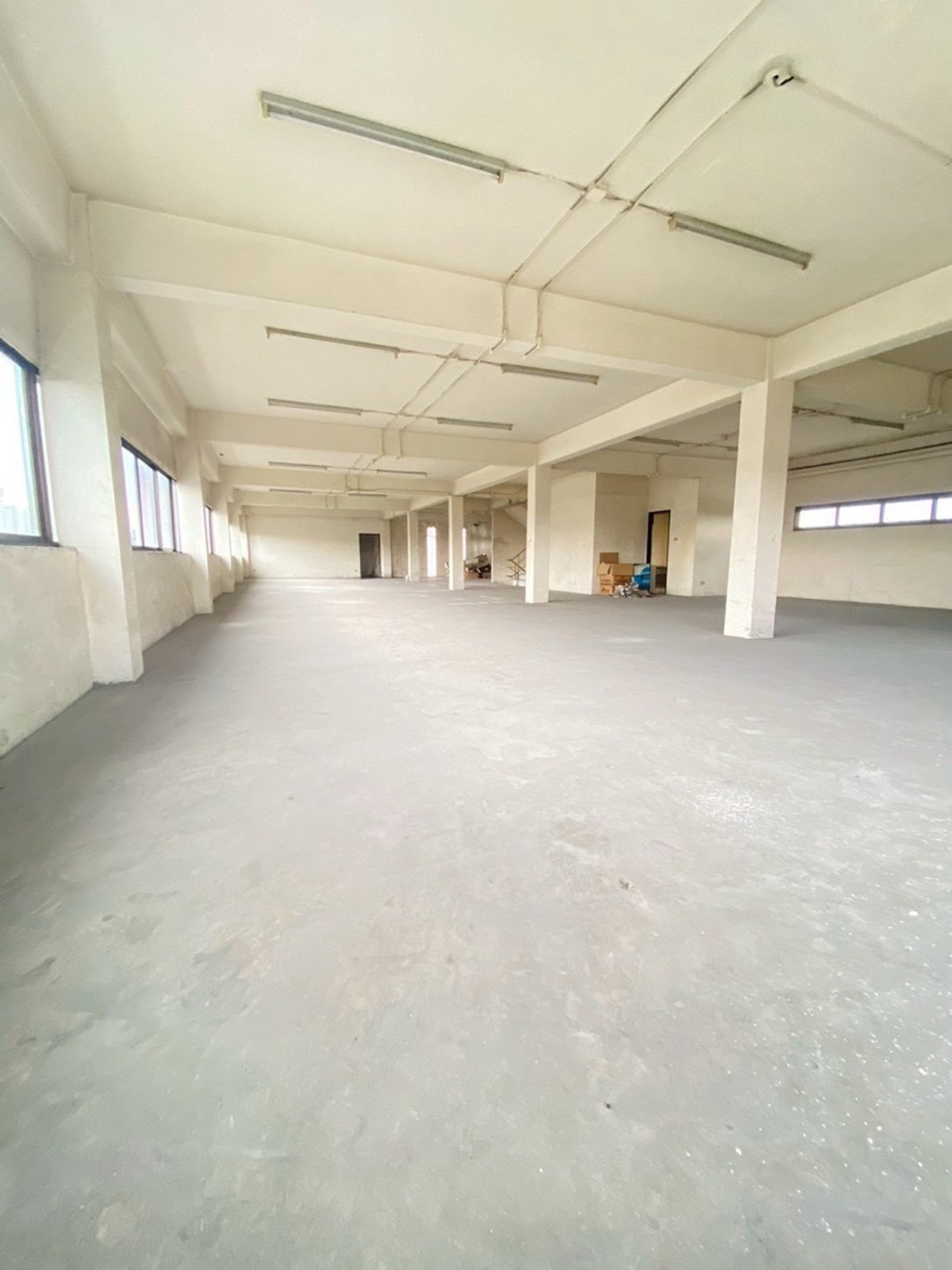 For RentShowroomRama9, Petchburi, RCA : 🔥 Rama 9 Main Road Showroom / Office Building | High-Visibility Commercial Space near Airport Link