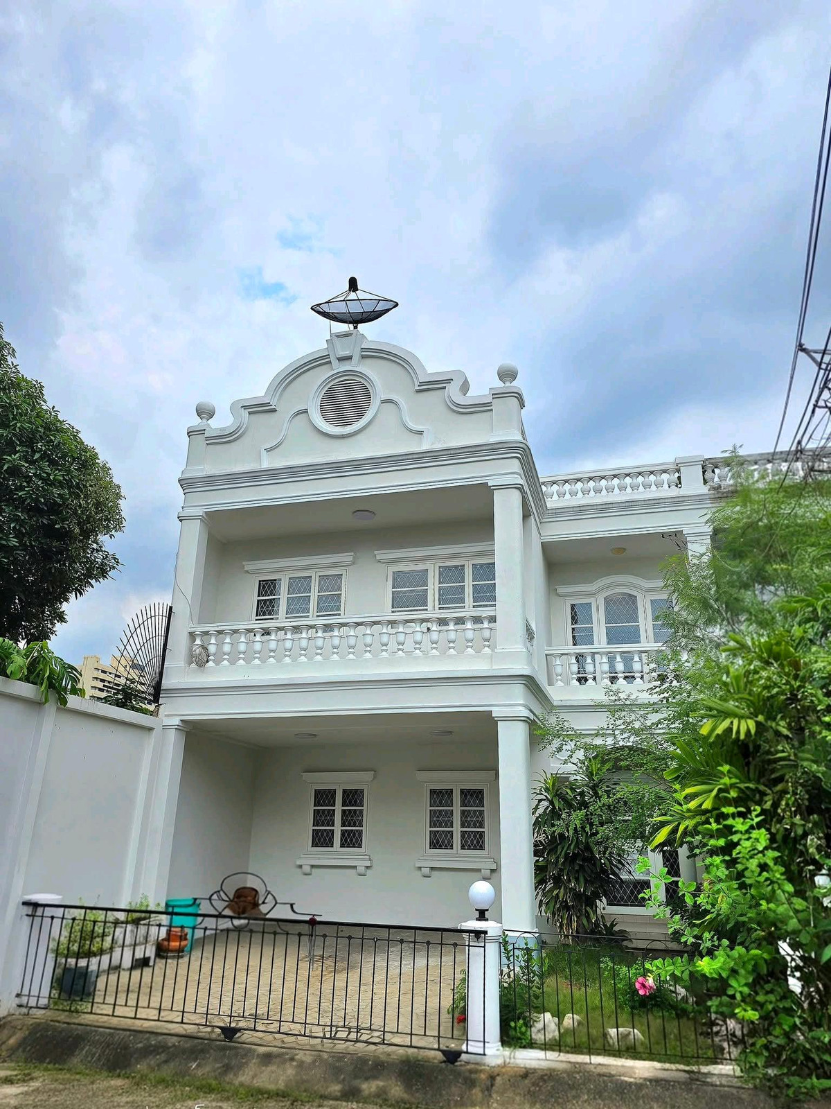 ขายบ้านสุขุมวิท อโศก ทองหล่อ : 📍ขายทาวน์เฮาส์หลังริม 61 ตร.วา หมู่บ้านสุขุมวิทการ์เด้นซิตี้ 2 ซ.สุขุมวิท 54 ใกล้ BTS อ่อนนุช พื้นที่ใหญ่ 5 นอน 3 น้ำ ราคาเพียง 11.5 ล้าน โทร 065-536-5165 🏡💛