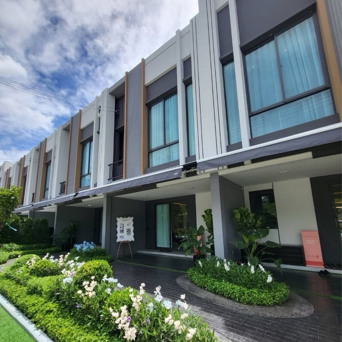 ขายทาวน์โฮมบางนา แบริ่ง ลาซาล : แปลนใหม่‼️มีชั้น LOFT พร้อมหน้ากว้าง 5.5 เมตร และลงเข็มผนังสูงหลังบ้าน | สนใจนัดชมโทร 0953569894