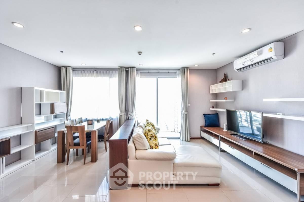 For SaleCondoWongwianyai, Charoennakor : 2-BR Condo at Villa Sathorn near BTS Krung Thon Buri