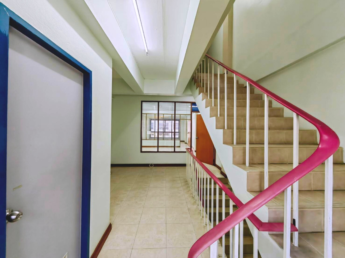 Shop HouseSriracha Laem Chabang Ban Bueng : For Sale: 3-Story Commercial Building Near Sukhumvit Road, Soi Kao Kilo, Close to St. Paul Convent School