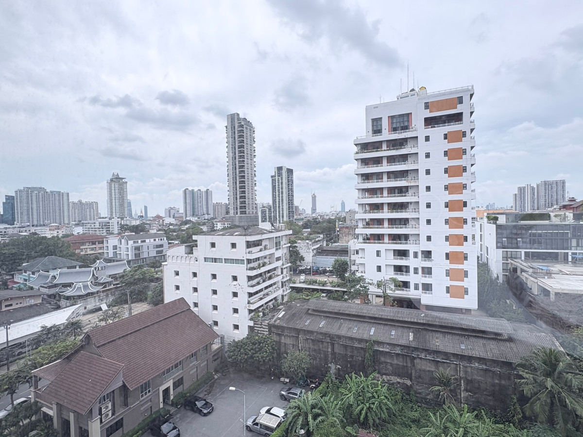 For SaleCondoSathorn, Narathiwat : 𝐓𝐇𝐄 𝐈𝐒𝐒𝐀𝐑𝐀 𝐒𝐀𝐓𝐇𝐎𝐑𝐍 Condo that meets the needs of simple living. Relax like youre surrounded by nature, ready to live in the heart of Sathorn.