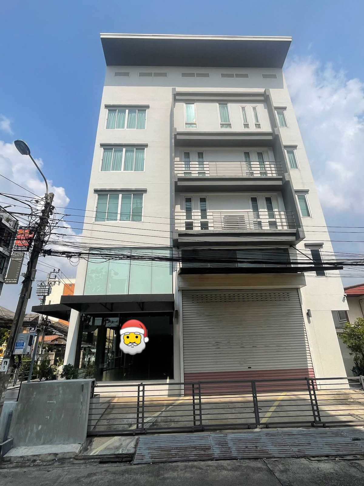 For RentHome OfficeRama9, Petchburi, RCA : 📍 Home Office/private office building for rent. With elevator for goods - Rama 9 Soi 43 area, has 10 rooms / 9 bathrooms, very suitable for opening a large office. Or in front of the showroom near The Nine Rama 9 and MRT Srikritha.