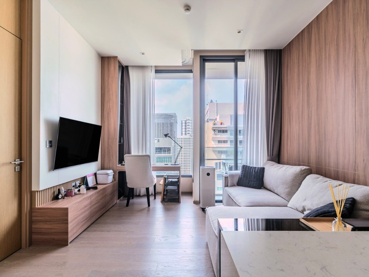 คอนโดสุขุมวิท อโศก ทองหล่อ : 🔥 𝗛𝗢𝗧 𝗗𝗘𝗔𝗟! For Rent & Sale — 𝑭𝒖𝒍𝒍𝒚 𝑭𝒖𝒓𝒏𝒊𝒔𝒉𝒆𝒅 Luxury Condo 𝗧𝗛𝗘 𝗘𝗦𝗦𝗘 𝗔𝗦𝗢𝗞𝗘 | 1 Bedroom, 45 sq.m 🌃 City View 🛁 Bathtub 🚝 𝗢𝗻𝗹𝘆 𝟱𝟱𝟬𝗺 to MRT Sukhumvit