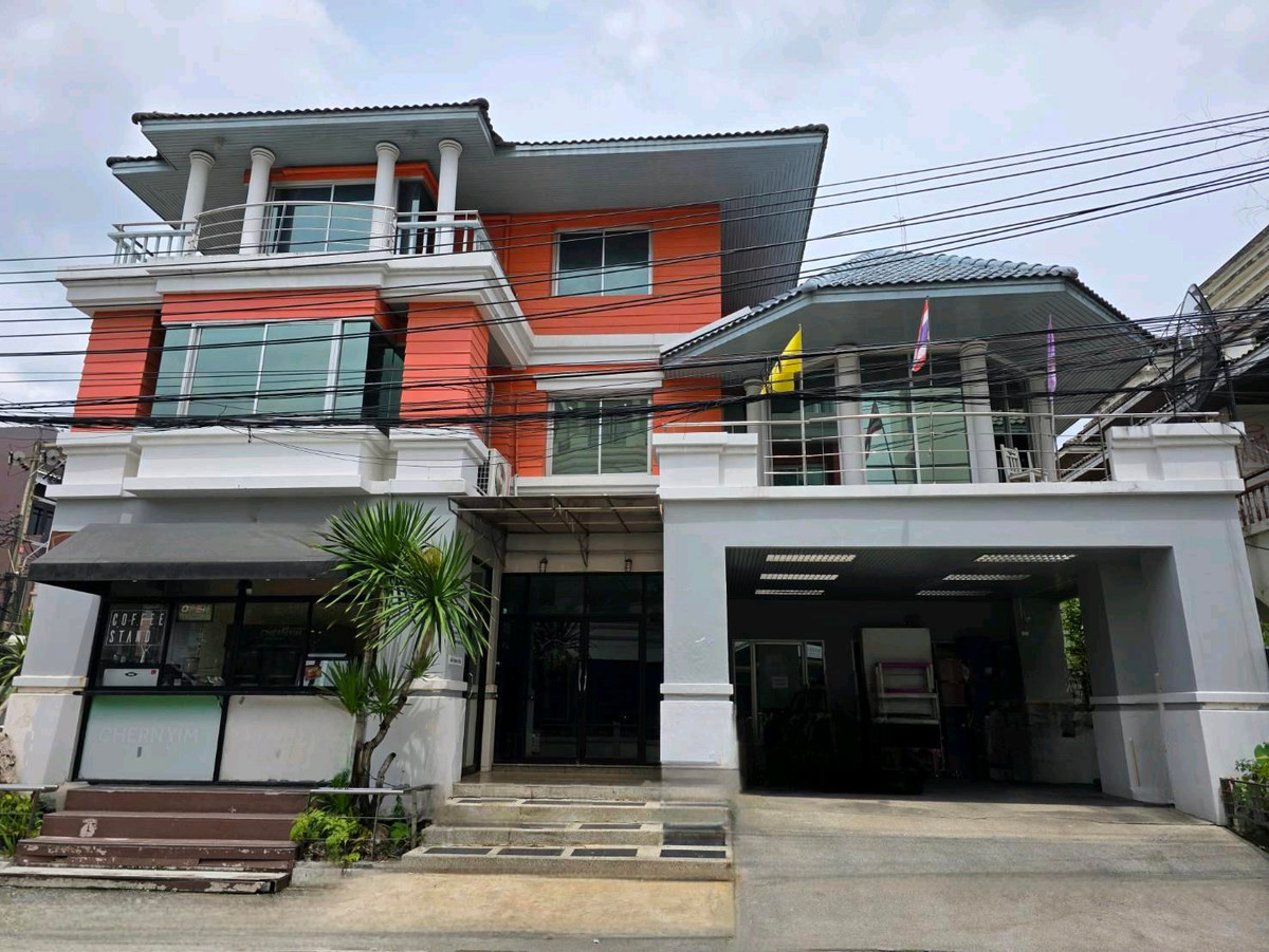 For SaleHome OfficeRatchadapisek, Huaikwang, Suttisan : Home office for sale in the heart of Bangkok. entertainment business district