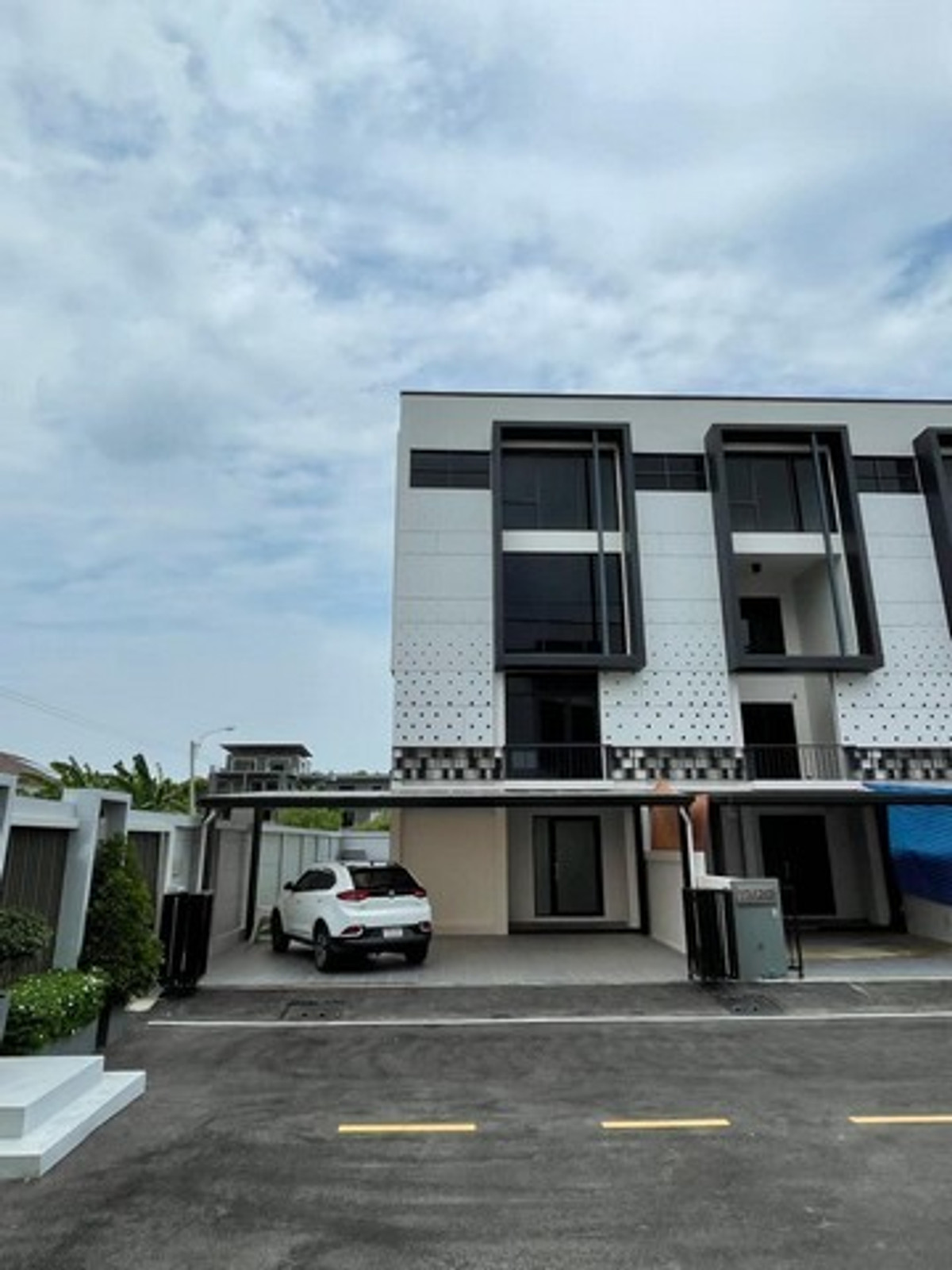 For RentHome OfficeNawamin, Ramindra : Code C6946 For rent, for sale, 4-story home office, The Harmony Project, Ramintra 62, Khan Na Yao District.