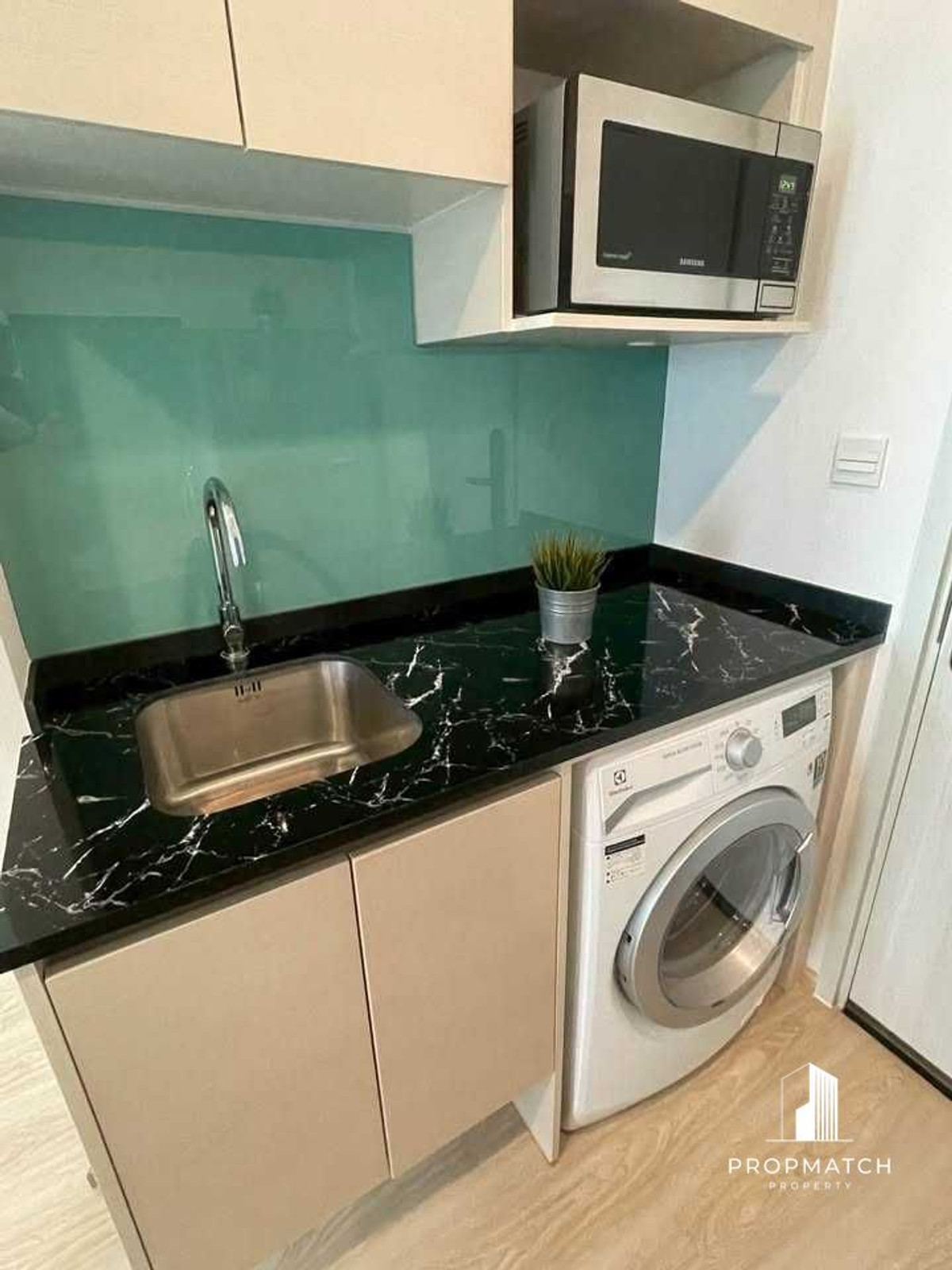 ให้เช่าคอนโดรัชดา ห้วยขวาง : ✨Flash Deal ✨Noble Revolve Ratchada 2( 1Bed 1Bath 25.67SQM.) แต่งครบพร้อมอยู่ !! เพียง 17,000บาทต่อเดือน Tel.0981315848 @propmatch