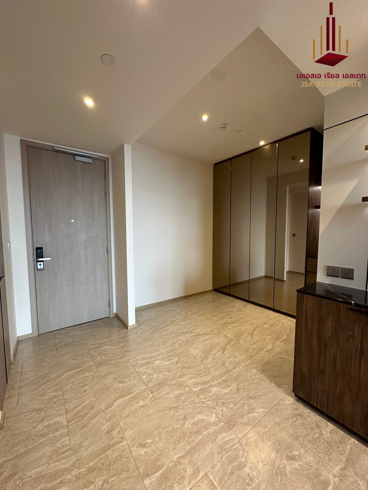 ขายคอนโดพระราม 9 เพชรบุรีตัดใหม่ RCA : ✨ For Sale: Ashton Asoke-Rama 9 Condo ✨  💰 Only 10,990,000 THB