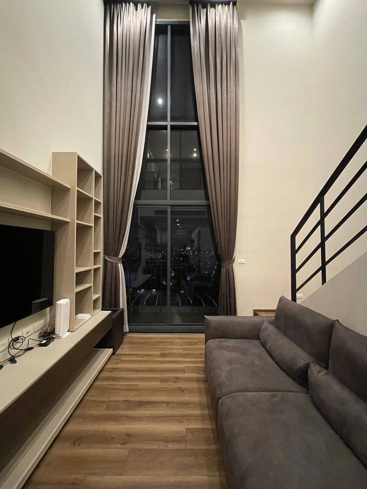 ให้เช่าคอนโดสะพานควาย จตุจักร : ★ Onyx Phaholyothin ★ 42 ตรม.,ชั้น 20 duplex type (1 ห้องนอน 1 ห้องน้ำ), ★ใกล้ BTS สะพานควาย ★ใกล้บิ๊กซี สะพานควาย, Villa Market, JJ Mall, สวนจตุจักร★ สิ่งอำนวยความสะดวกมากมาย★ เครื่องใช้ไฟฟ้าครบครัน★ 