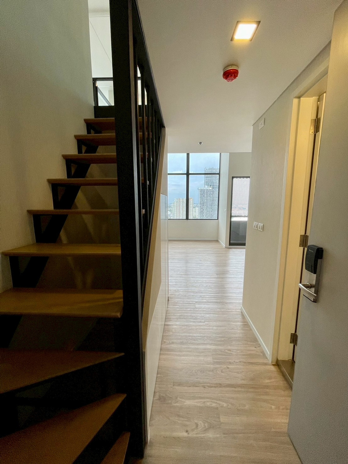 For SaleCondoOnnut, Udomsuk : 𝗥𝗔𝗠𝗔𝗗𝗔 𝗣𝗟𝗔𝗭𝗔 𝗕𝗬 𝗪𝗬𝗡𝗗𝗛𝗔𝗠 𝗕𝗔𝗡𝗚𝗞𝗢𝗞 𝗦𝗨𝗞𝗛𝗨𝗠𝗩𝗜𝗧 𝟰𝟴, 2 bedroom type, 2 floors, wide front room, 4.4 m high ceiling, beautiful floor plan, rare unit.