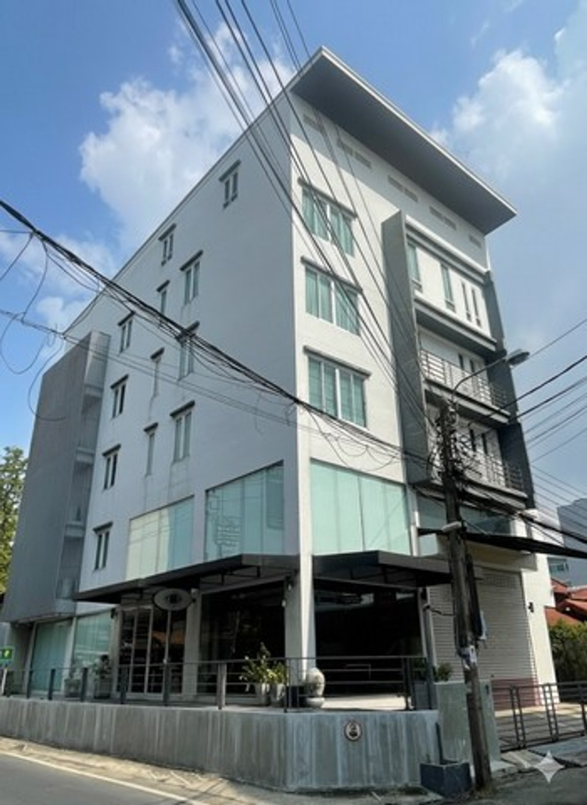 For RentOfficeRamkhamhaeng, Hua Mak : Code C6947 Home office for rent, 4.5 floors, Rama 9 Road, near The Nine, suitable for an office or showroom.