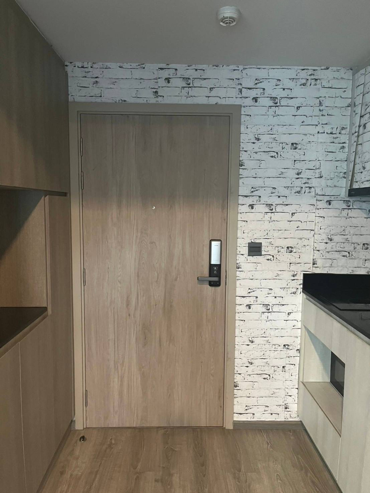 For RentCondoRatchadapisek, Huaikwang, Suttisan : urgent!!! Condo ready for rent, Maestro 19, contact 086-4455124.