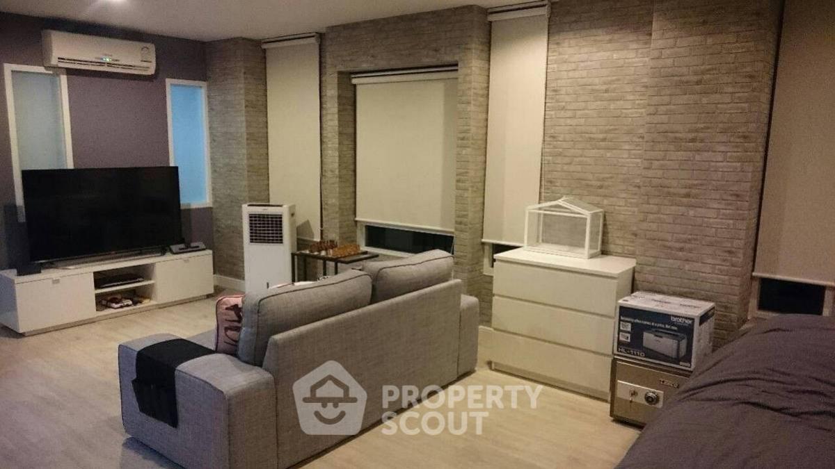 For RentCondoSilom, Saladaeng, Bangrak : 1-BR Condo at Surawong City Resort Condominium near MRT Sam Yan