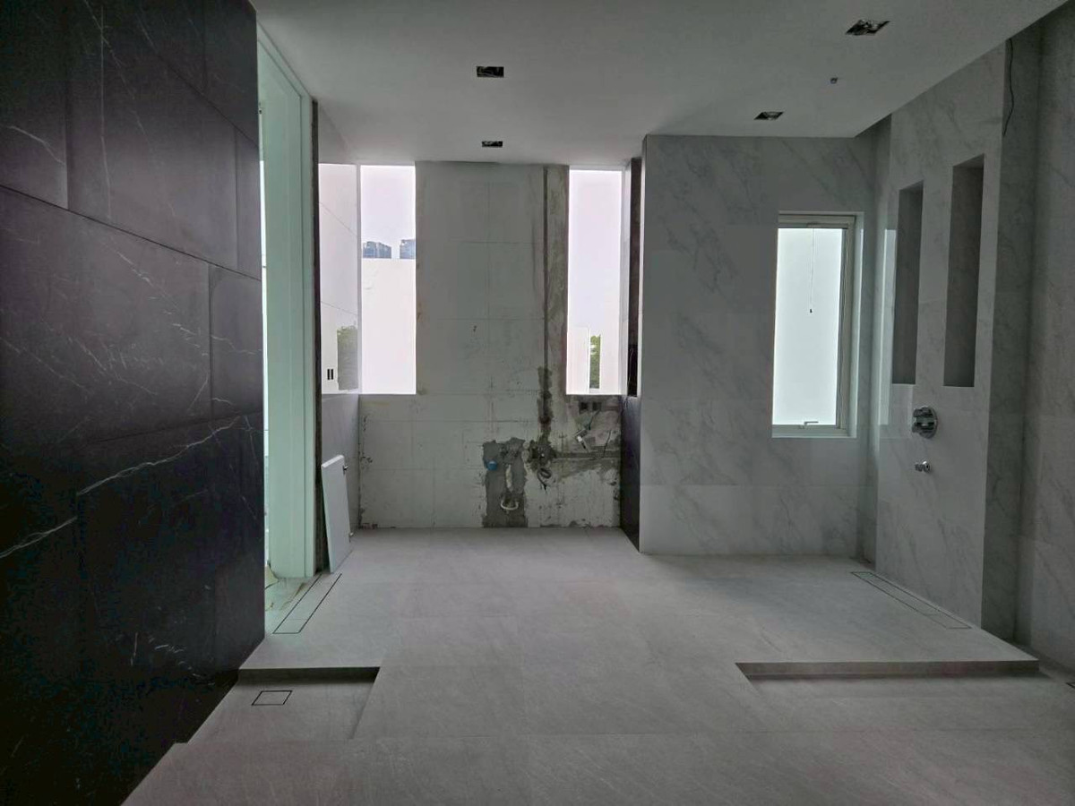 For SaleHouseBangna, Bearing, Lasalle : ✨Super luxury modern minimal-style detached house for sale at Vive Bangna. It features 4 bedrooms with a spacious area of 354 sq.m., uniquely characterized by its all-white design throughout the house.