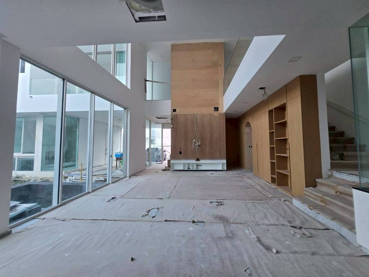 For SaleHouseBangna, Bearing, Lasalle : ✨Super luxury modern minimal-style detached house for sale at Vive Bangna. It features 4 bedrooms with a spacious area of 354 sq.m., uniquely characterized by its all-white design throughout the house.