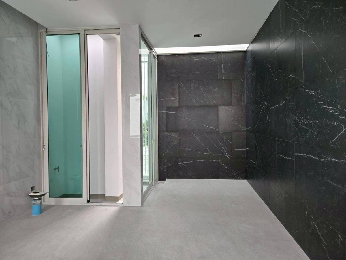 For SaleHouseBangna, Bearing, Lasalle : ✨Super luxury modern minimal-style detached house for sale at Vive Bangna. It features 4 bedrooms with a spacious area of 354 sq.m., uniquely characterized by its all-white design throughout the house.