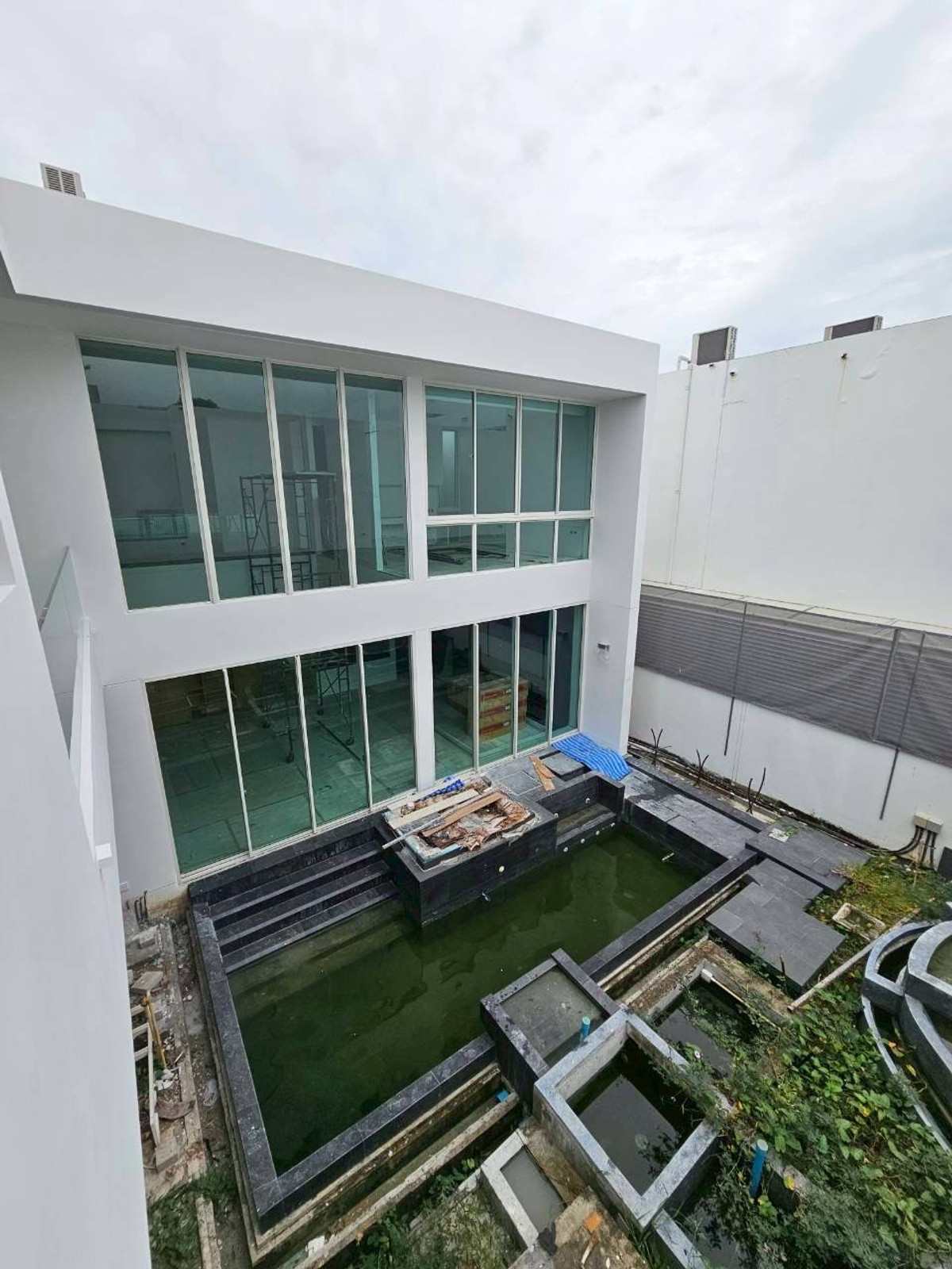 For SaleHouseBangna, Bearing, Lasalle : ✨Super luxury modern minimal-style detached house for sale at Vive Bangna. It features 4 bedrooms with a spacious area of 354 sq.m., uniquely characterized by its all-white design throughout the house.