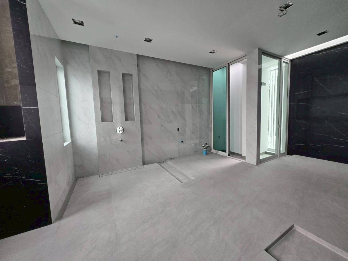 For SaleHouseBangna, Bearing, Lasalle : ✨Super luxury modern minimal-style detached house for sale at Vive Bangna. It features 4 bedrooms with a spacious area of 354 sq.m., uniquely characterized by its all-white design throughout the house.